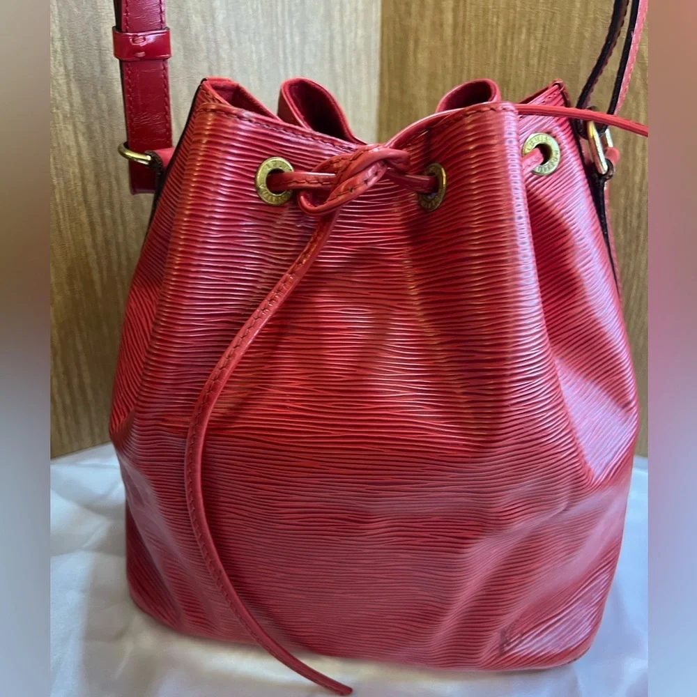 Louis Vuitton Epi Noé Bucket Bag in Castillan Red